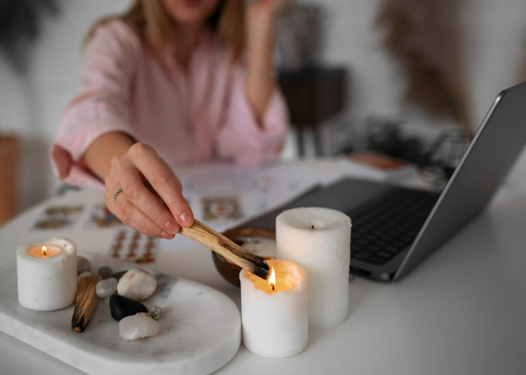 Imagem ilustrando o conteúdo sobre como aprender magia com velas, mostrando uma pessoa iniciada pela Escola de Magia fazendo seu ritual com velas.
