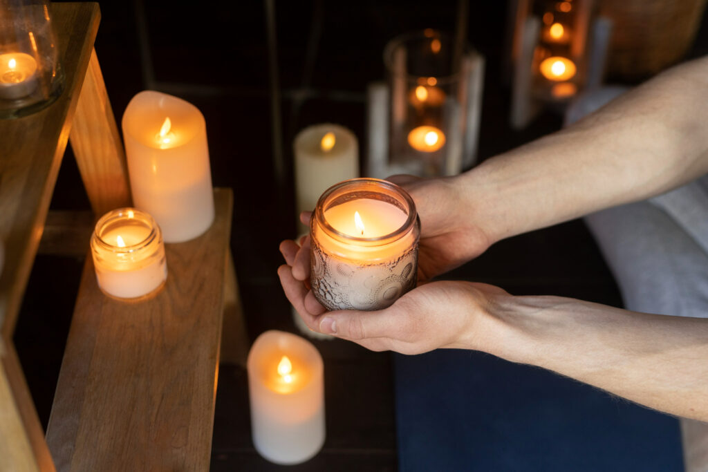 Imagem ilustrativa sobre as Sete Chamas Sagradas mostrando uma iniciante na magia usando suas velas.