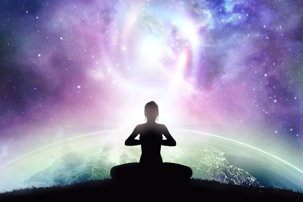 Imagem ilustrativa sobre Bruxaria Natual mostrando uma praticante meditando e, ao fundo, o universo.